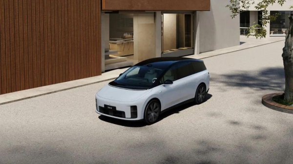 天添盈 点评理想i8“听劝版”：小订超3万辆，掀翻重卡为何还成了输家？